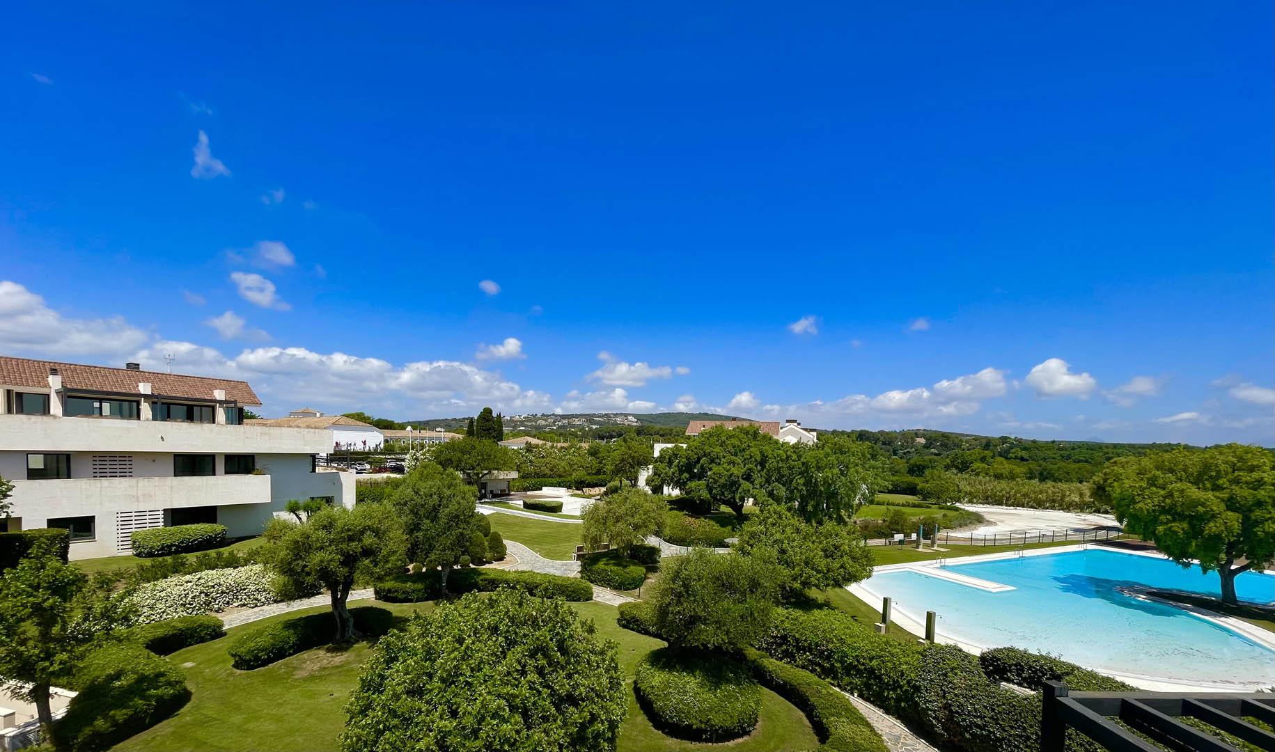 Viviendas a la venta en Valderrama Un exclusivo residencial junto al Club de Golf Valderrama en Sotogrande, Cádiz. Hacienda Valderrama →