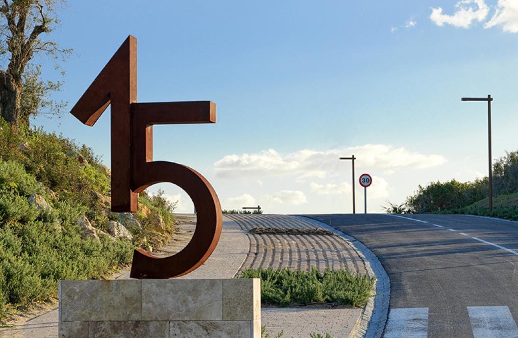 Villas The 15 Sotogrande Una comunidad exclusiva formada por quince villas de lujo ubicadas en La Gran Reserva de Sotogrande, con unas magnificas vistas al campo de golf y al Mediterráneo. Cada propiedad dispone de una parcela de aproximadamente media hectárea. The 15 Sotogrande →