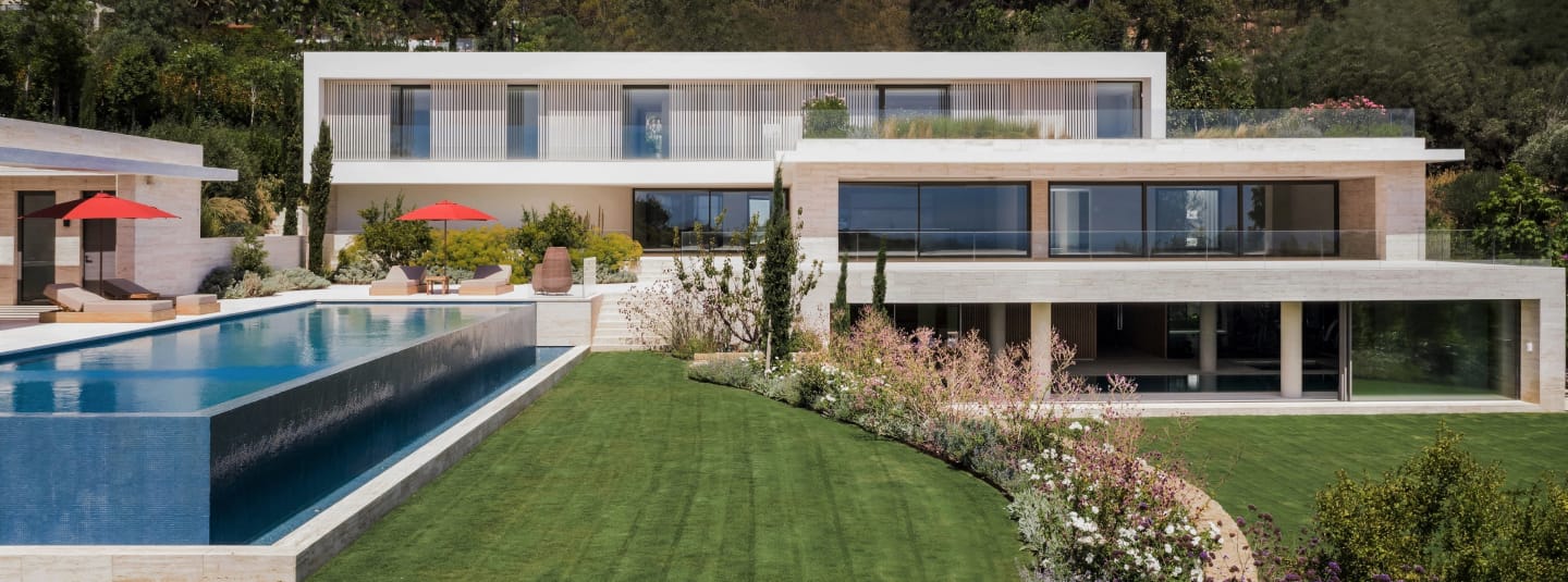 Villas El Mirador en La Reserva Una comunidad privada formada por seis modernas villas ubicadas en una posición privilegiada en Sotogrande, con unas vistas incomparables del campo de golf y el mar Mediterráneo. Villas con amplias terrazas escalonadas y piscina infinity El Mirador Sotogrande →